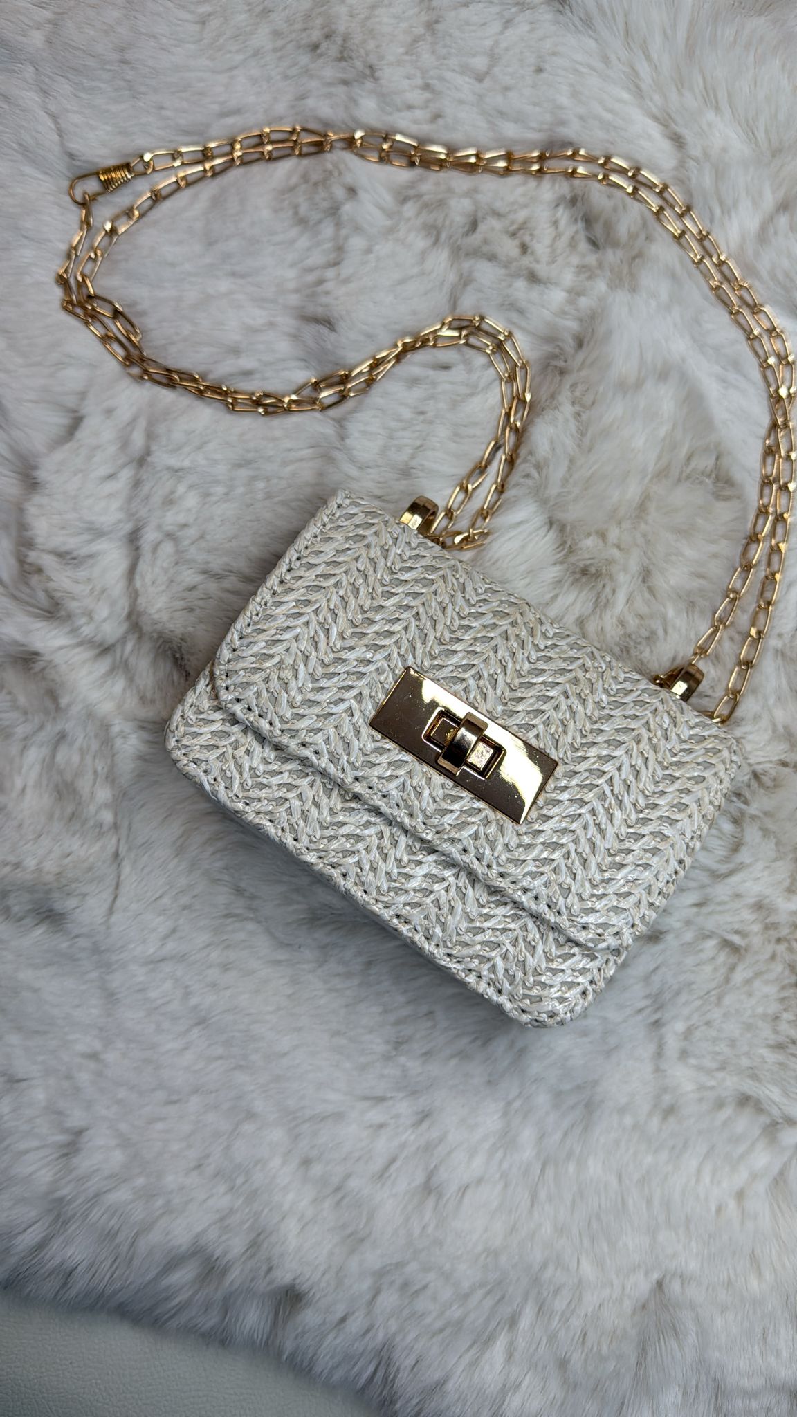 Cartera Textil Beige con Cadena Dorada