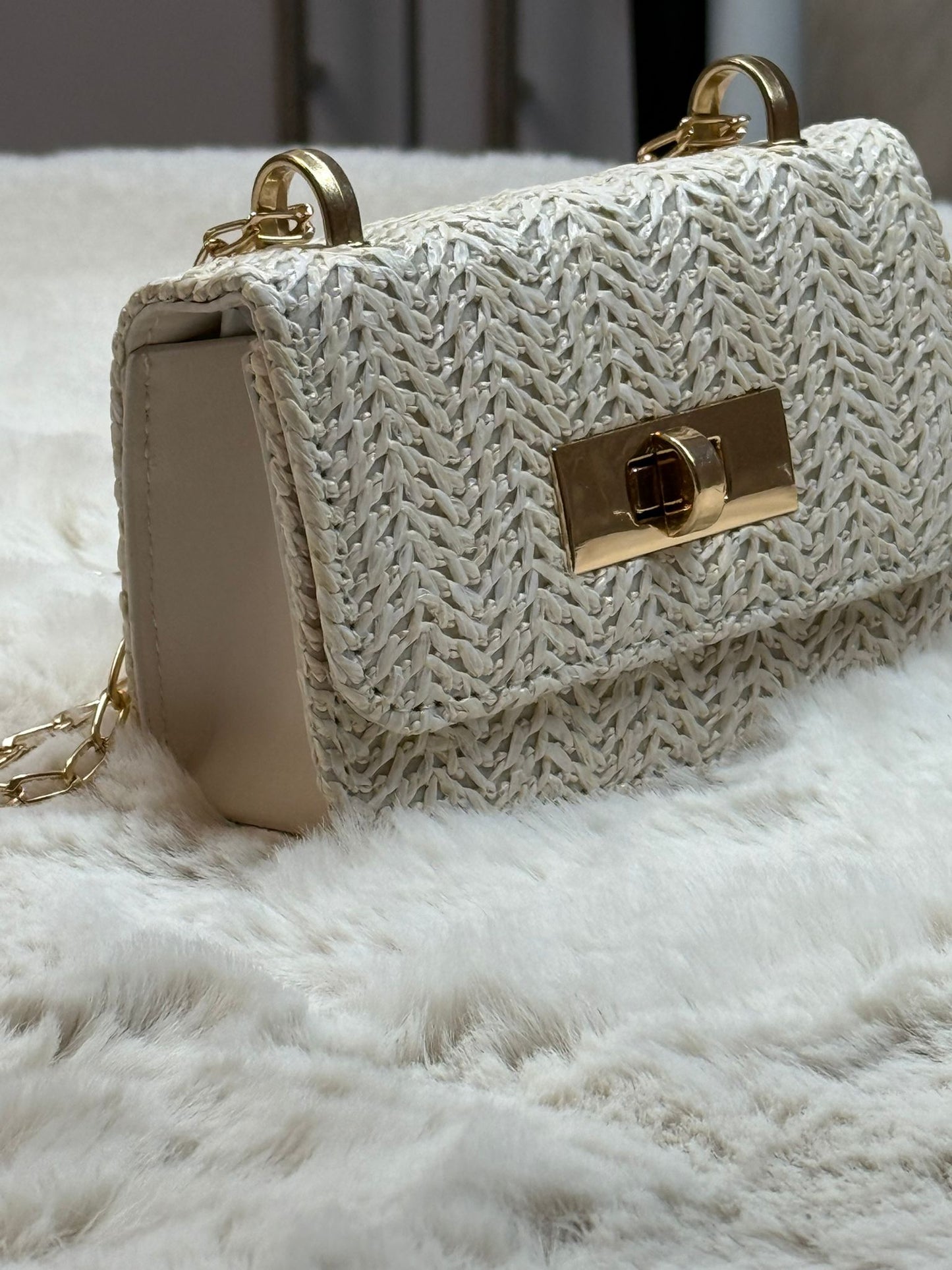 Cartera Textil Beige con Cadena Dorada