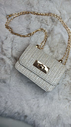 Cartera Textil Beige con Cadena Dorada